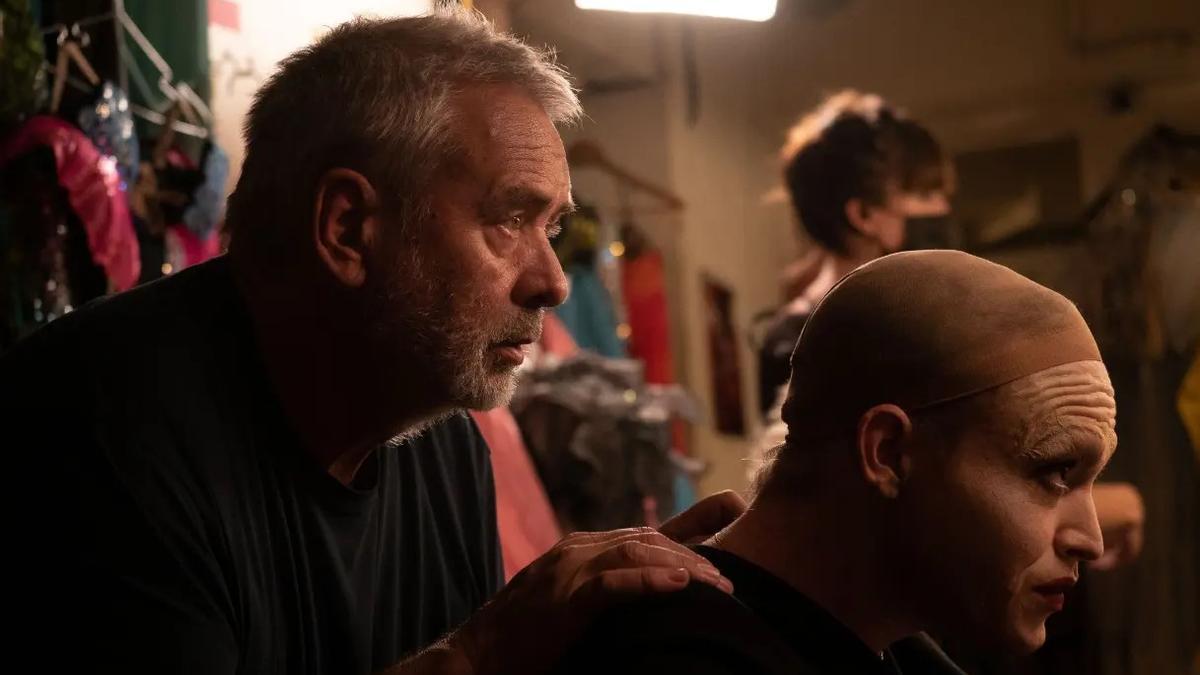 El director Luc Besson y el actor Caleb Landry Jones, durante el rodaje de 'Dogman'