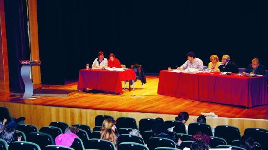 Asamblea del PSOE, ayer, en el centro municipal Gijón Sur; en el recuadro, su secretario general.