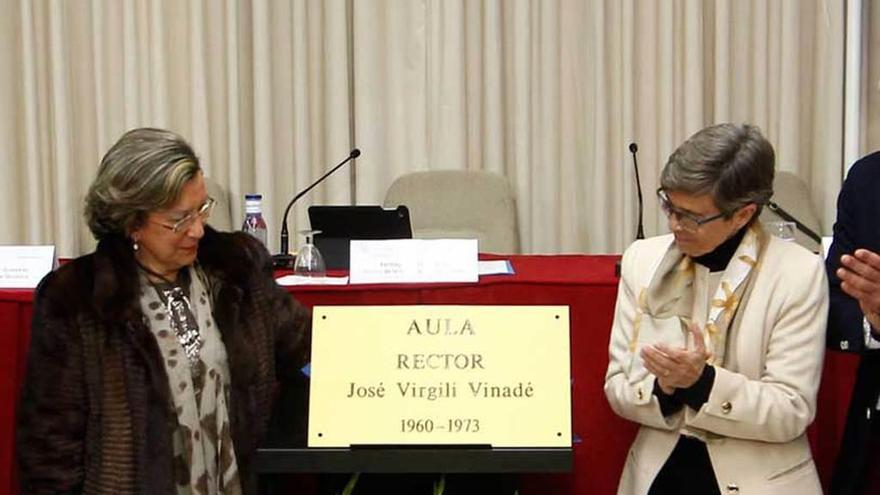 Las hijas de José Virgili descubren la placa que será colocada en una de las aulas de la Facultad de Químicas.
