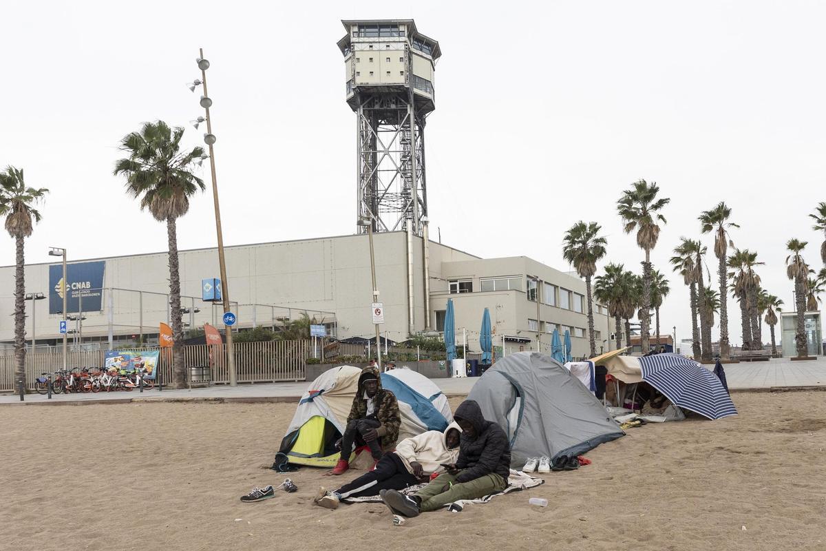 Un grupo de subsaharianos lleva meses acampados en las playas de la Barceloneta.