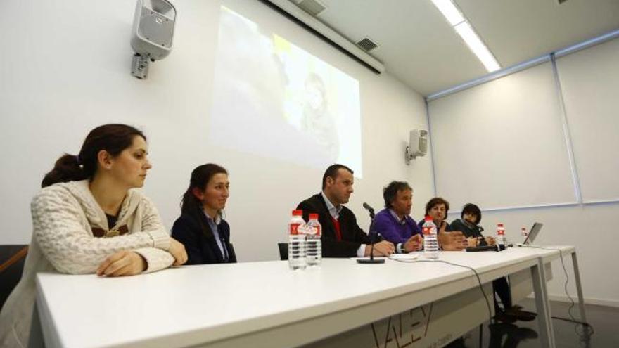 Por la izquierda, Eugenia Álvarez, Matilde Sánchez, Nacho Pérez (moderador), Belarmino Suárez, María José Menéndez y Cristina Cañibano Cueto.