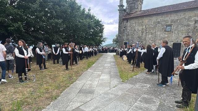 Homenaxe dos compañeiros da rondalla, onte, no funeral na igrexa de Ventosela.