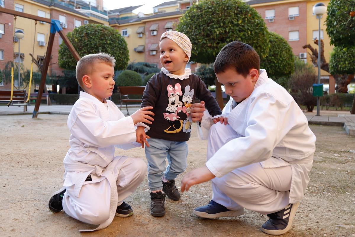 La pequeña Gala, con sus hermanos Héctor y Thiago.