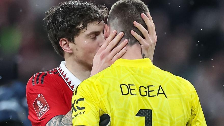 Lindeloef felicita a De Gea tras anotar el sueco el penalti decisivo ante el Brighton. |  // ISABEL INFANTES