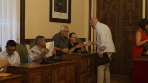 Carlos Perfecto saluda a las autoridades en el tercer encuento de la “Mesa de Trabajo por la mejora de los servicios ferroviarios en la ciudad y provincia de Zamora”. Ayuntamiento de Zamora
