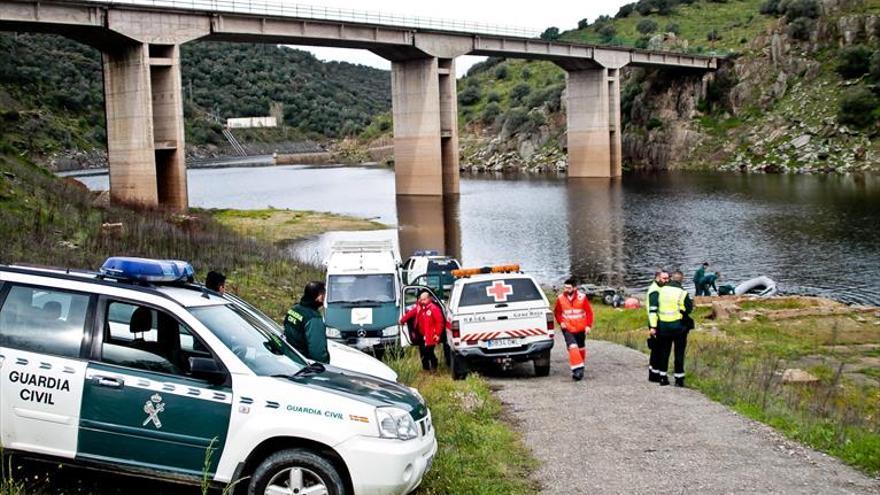 La Guardia Civil estudia el terreno para sacar los coches del Almonte