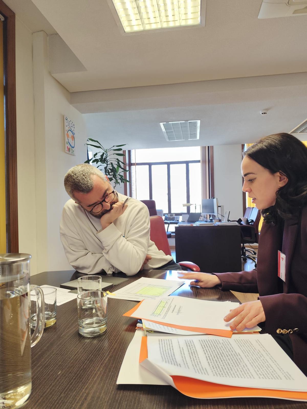 Reunión entre la concejala de Compromís en Alicante, Sara Llobell, y el secretario de Estado de Sanidad, Javier Padilla.