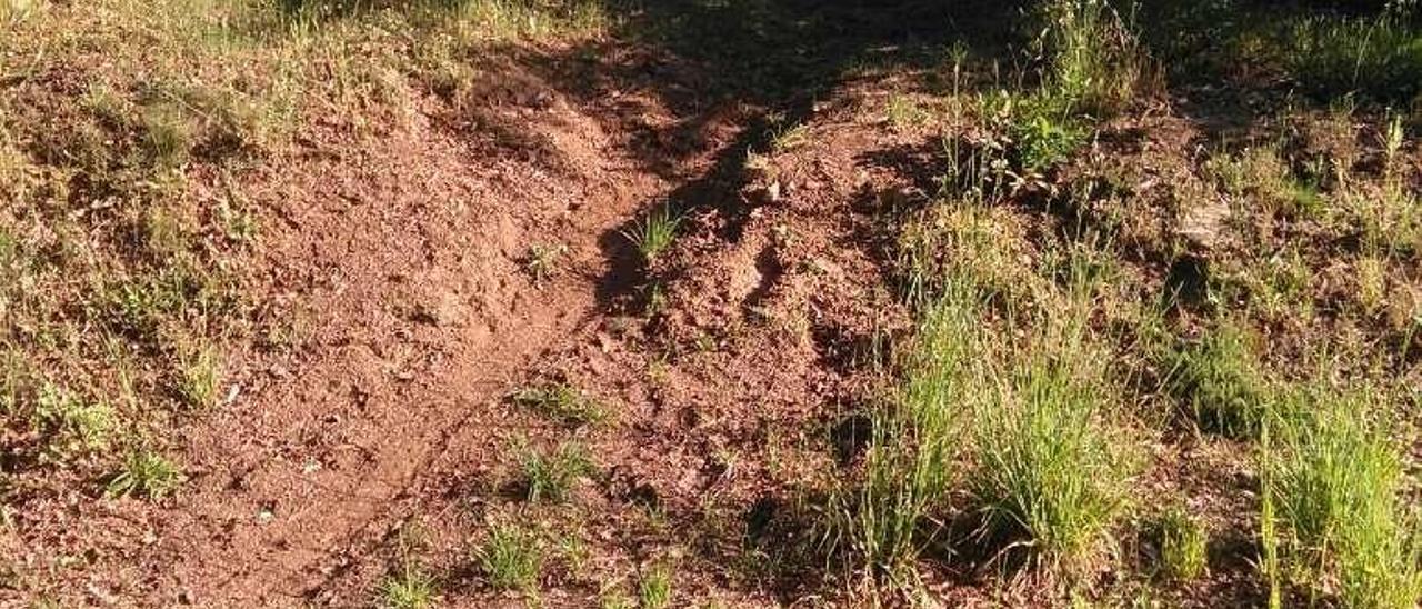 Alerta de la erosión en pista, ya antes del campeonato. // L.F.