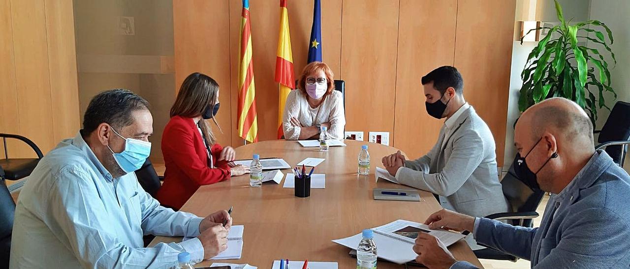 La reunión de los concejales olivenses con la delegada del Gobierno, ayer en València. | LEVANTE-EMV