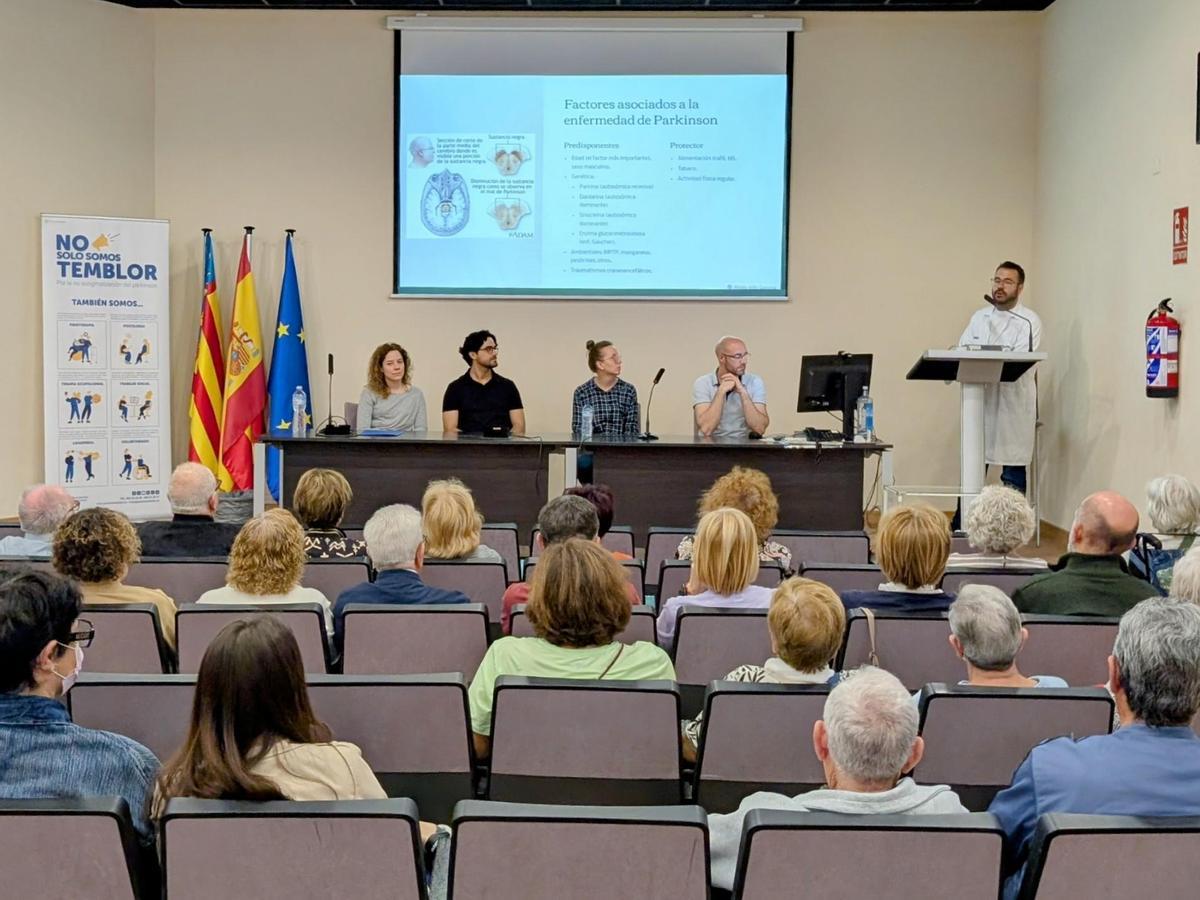 Charla organizada por el departamento de salud del Hospital General de Elche en el Día Mundial del Párkinson