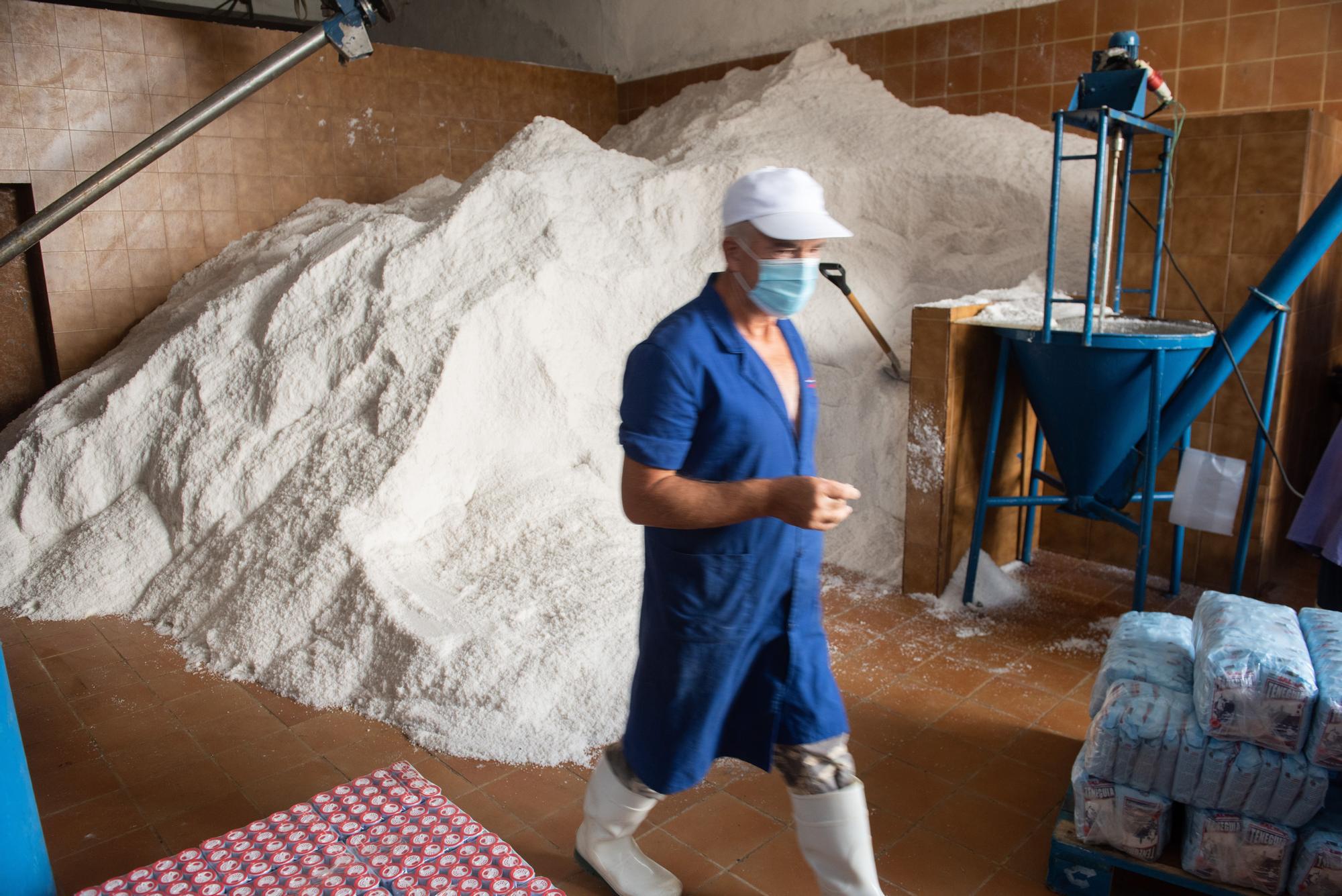 La ceniza cubre la sal de las salinas de Fuencaliente