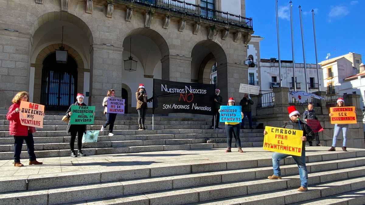 Los artesanos locales protestan por el traslado del mercado navideño.