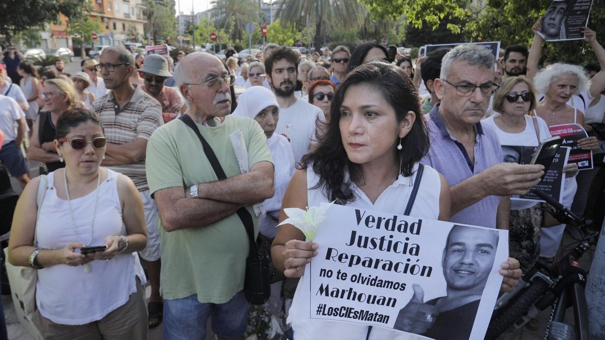 Concentración ante el CIE de Zapadores en protesta por la muerte de Marouane