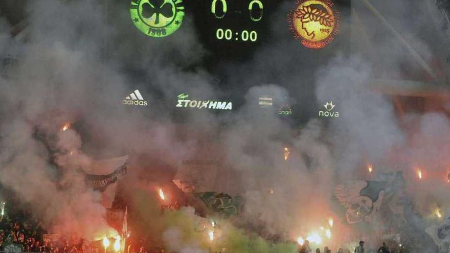 Imagen de la grada de los aficionados radicales del Panathinaikos el pasado domingo.