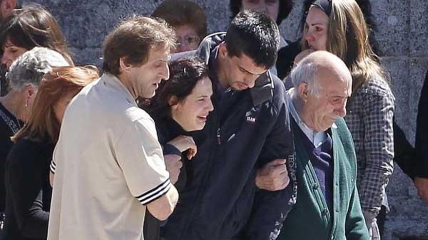 Los padres del niño fallecido, en el centro, durante el sepelio en Pazos de Borbén.  // Ricardo Grobas