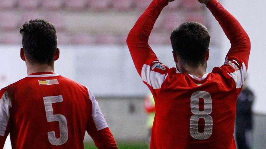 Arriba, Juanan celebra su gol. A la izquierda, Raly disputa un balón.