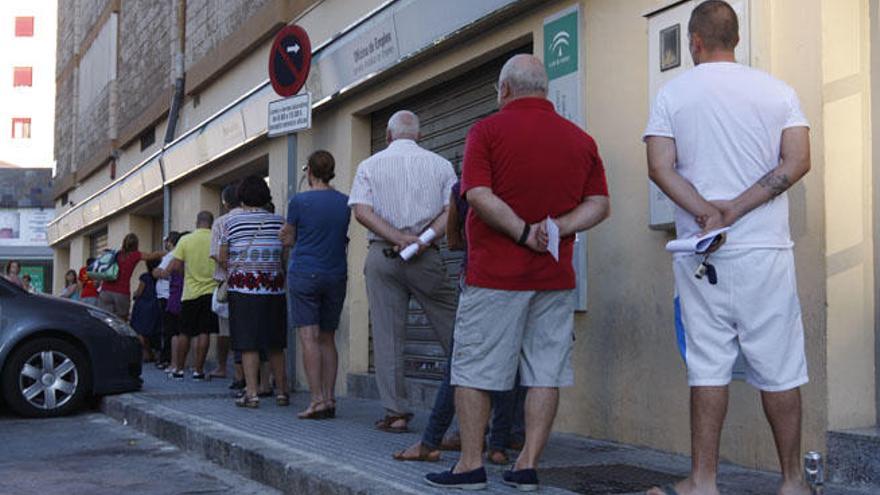 Usuarios en una oficina de empleo en Málaga. en una imagen de archivo.