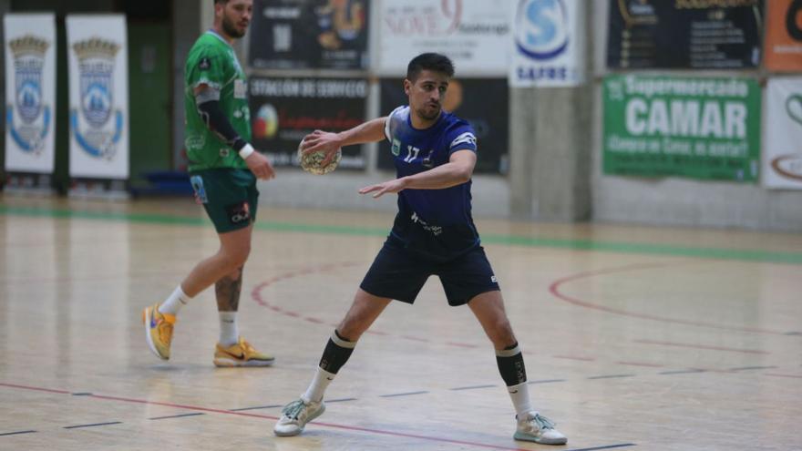 El jugador del Bueu Atlético José López se dispone a lanzar un 7 metros en un partido de la última temporada, en la que fue el máximo goleador de todas las categorías. |