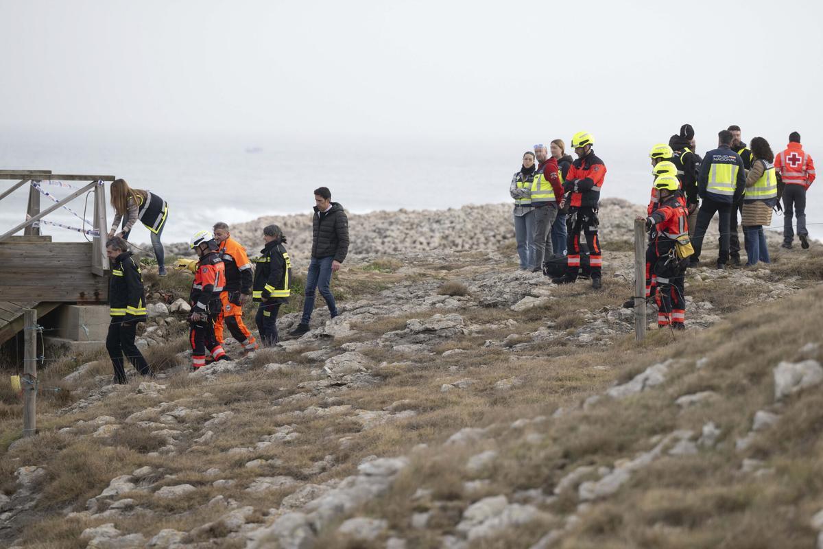 Las labores para tratar de encontrar a la persona desaparecida tras el colapso de una pasarela costera de Santander.