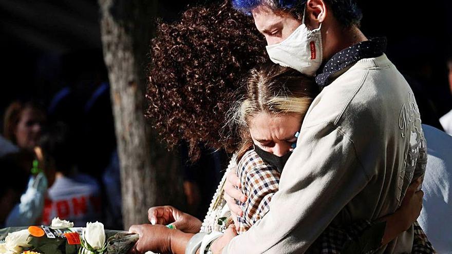 Una noia plora la pèrdua del seu pare als atemptats de l’11-S, ahir al Memorial de Nova York. |  EFE