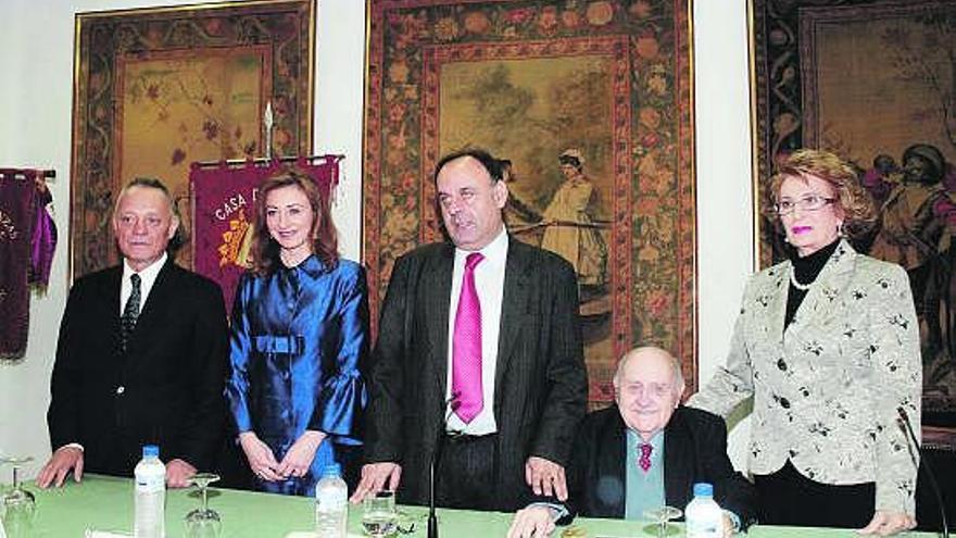 Por la izquierda: Félix Herrero, fiscal del Tribunal Supremo; Carmen Manjón, concejala del Ayuntamiento de Oviedo; José Rafael Álvarez, presidente de la Casa de León; Cosme Sordo, presidente del Centro Asturiano, y Josefina Arregui, cantante.