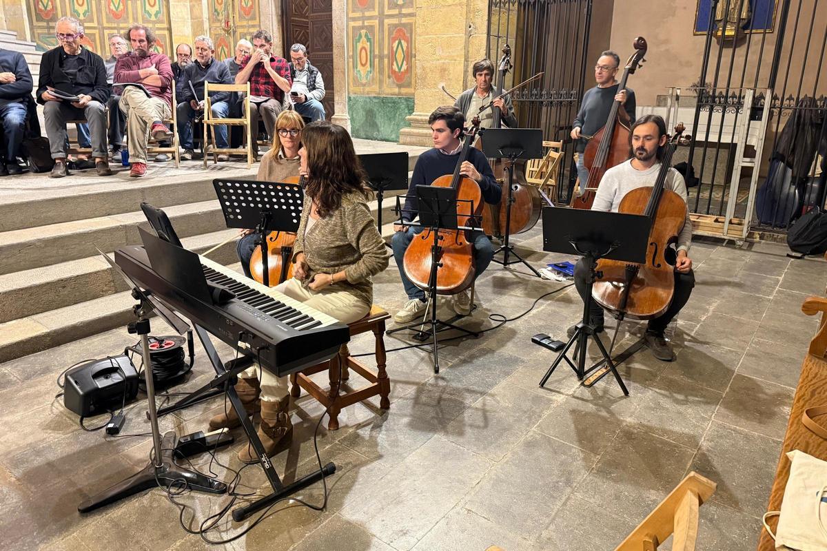 Instant d'assaig dels músics del Cor i Orquestra de la Passió.