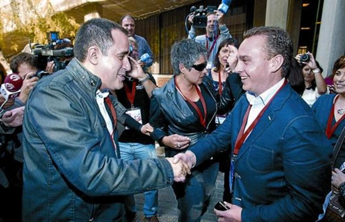 Jorge Alarte i Francesc Romeu, dos dels candidats a liderar el PSPV, se saluden, ahir a Alacant. Jorge Alarte i Francesc Romeu, dos dels candidats a liderar el PSPV, se saluden, ahir a Alacant.