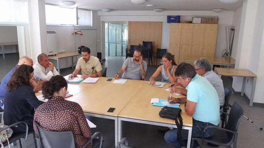 Asistentes a la reunión de la mesa de movilidad que convocaron unilateralmente OUeC y PSOE. // I. Osorio