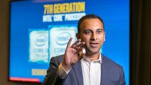 El vicepresidente de Intel, Navin Shenoy, en la presentación de un procesador. 