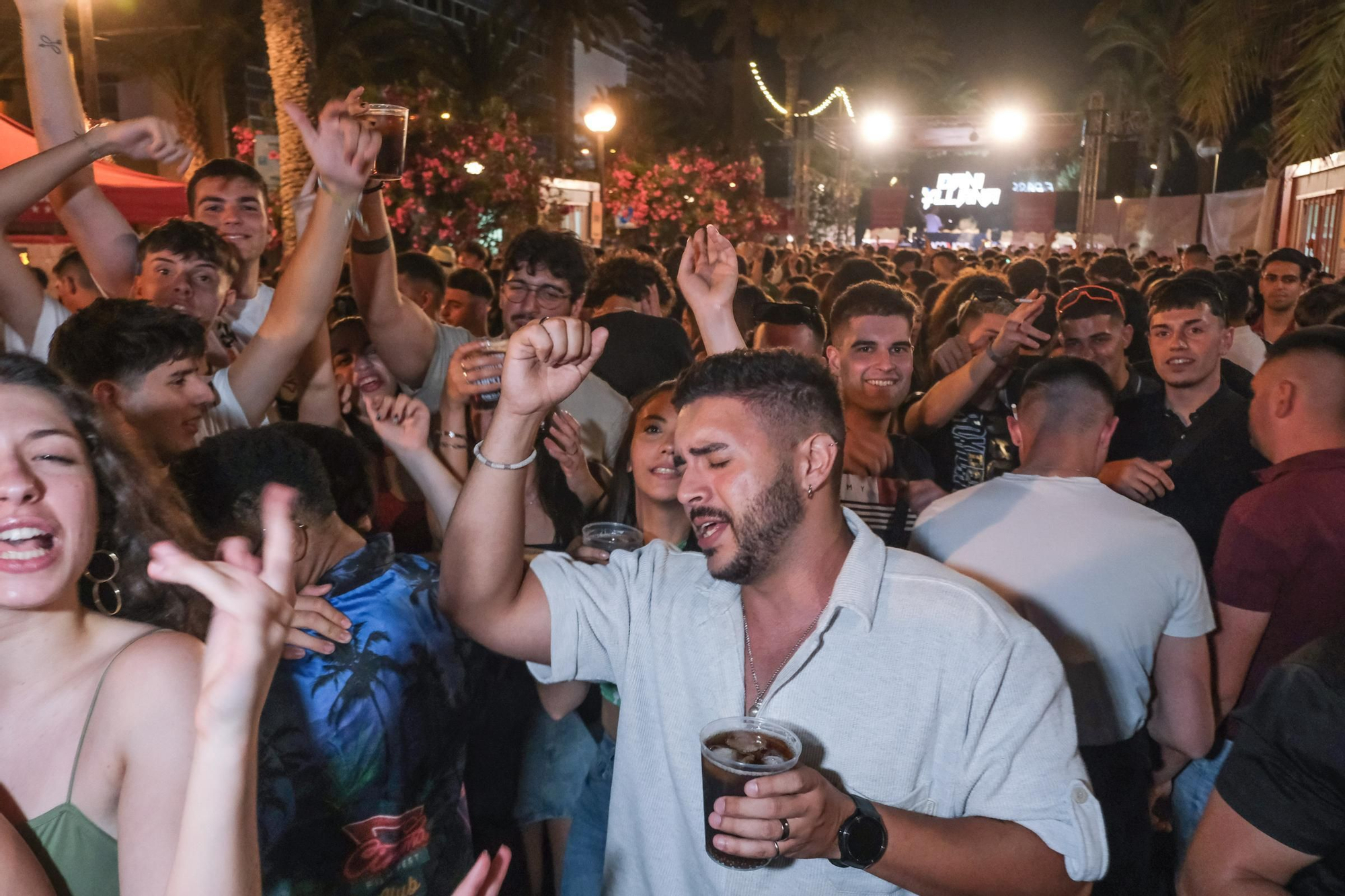 Galería de fotos: así es salir de fiestas en Hogueras de Alicante