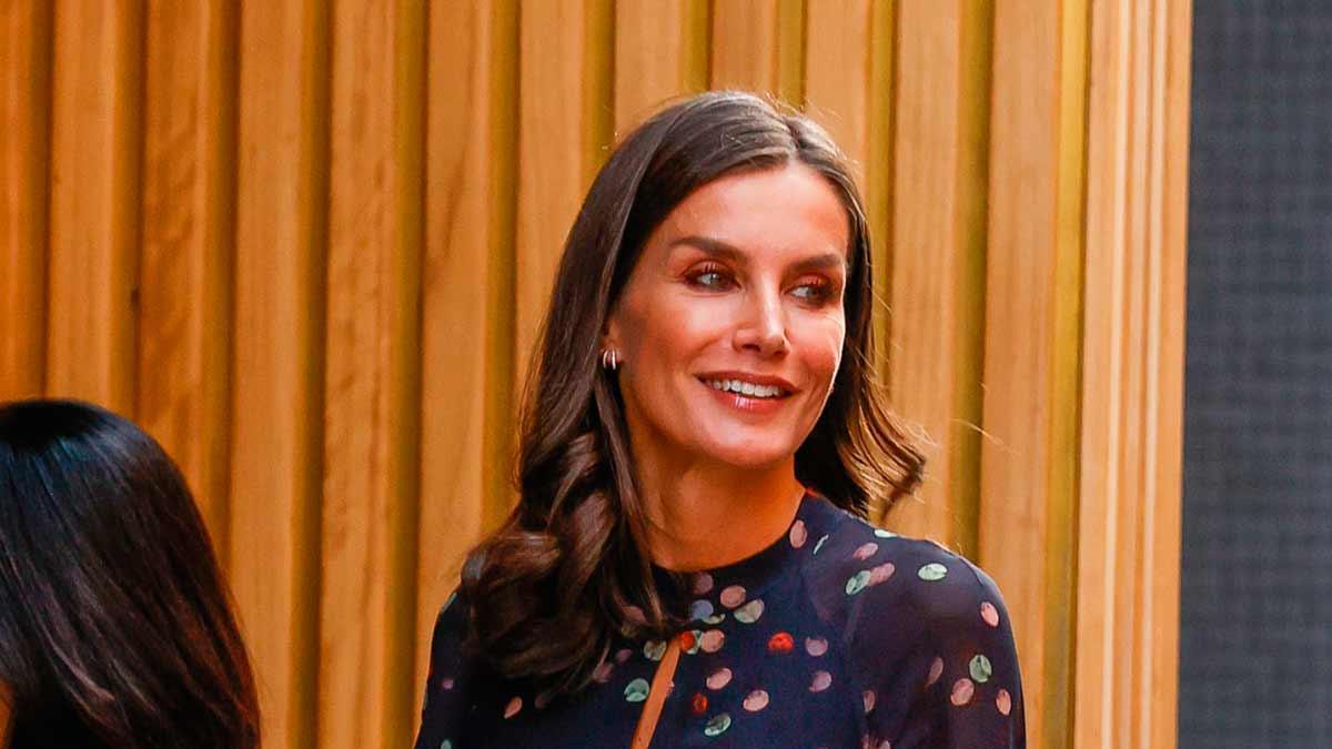 La reina Letizia recupera su vestido confeti de Massimo Dutti para el acto institucional del Día Mundial de la Salud Mental