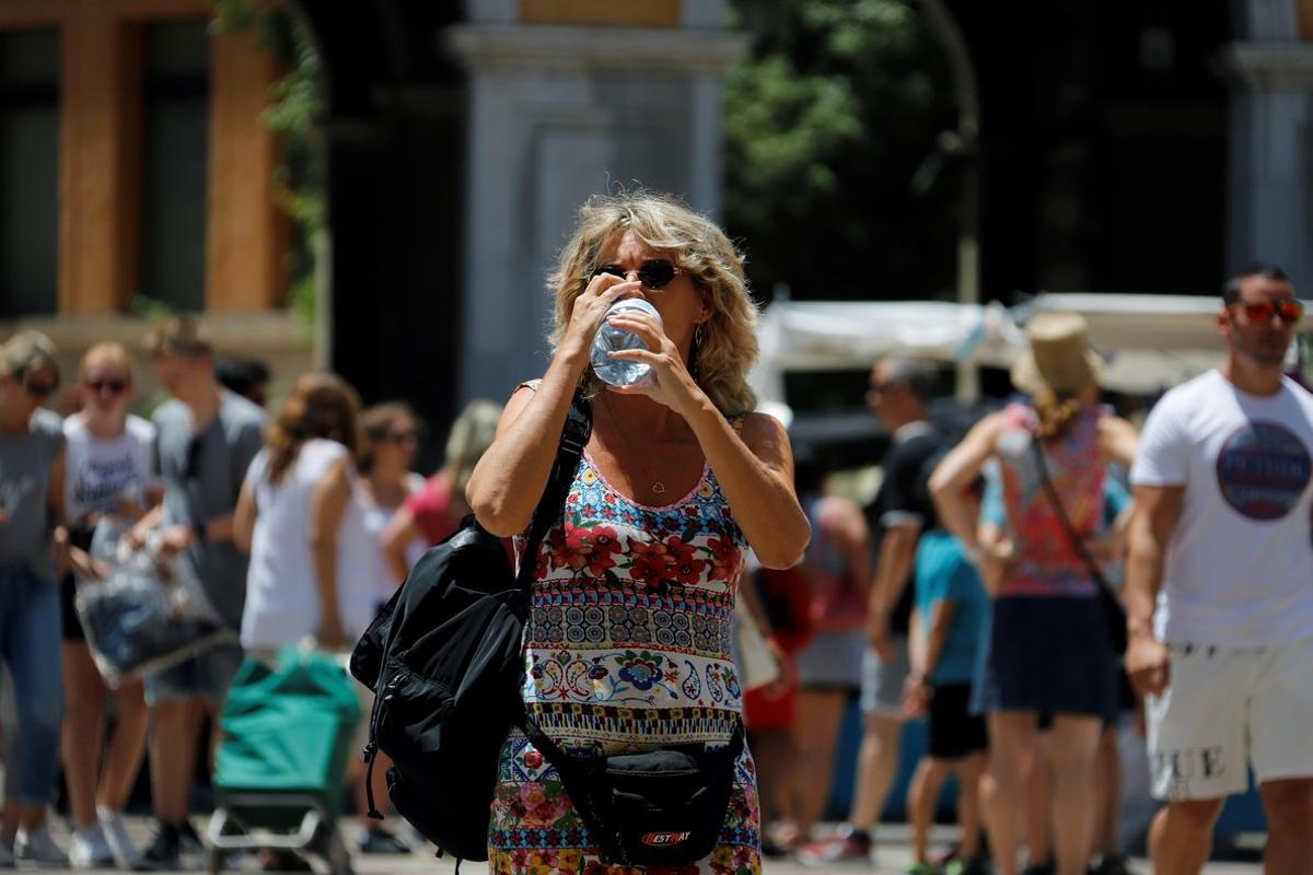 GRAF6313  PALMA  ESPANA   29 06 2019 - Una mujer bebe agua para hidratarse mientras pasea por Palma  este sabado  bajo el intenso calor previsto para hoy  Por la ola de calor  que desde el jueves afecta a gran parte de la peninsula y Baleares  la Agencia Estatal de Meteorologia  Aemet  ha activado la alerta naranja para este sabado en el interior de Mallorca  donde las temperaturas maximas pueden alcanzar los 39 grados  EFE  Clara Margais