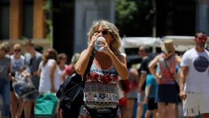 GRAF6313  PALMA  ESPANA   29 06 2019 - Una mujer bebe agua para hidratarse mientras pasea por Palma  este sabado  bajo el intenso calor previsto para hoy  Por la ola de calor  que desde el jueves afecta a gran parte de la peninsula y Baleares  la Agencia Estatal de Meteorologia  Aemet  ha activado la alerta naranja para este sabado en el interior de Mallorca  donde las temperaturas maximas pueden alcanzar los 39 grados  EFE  Clara Margais