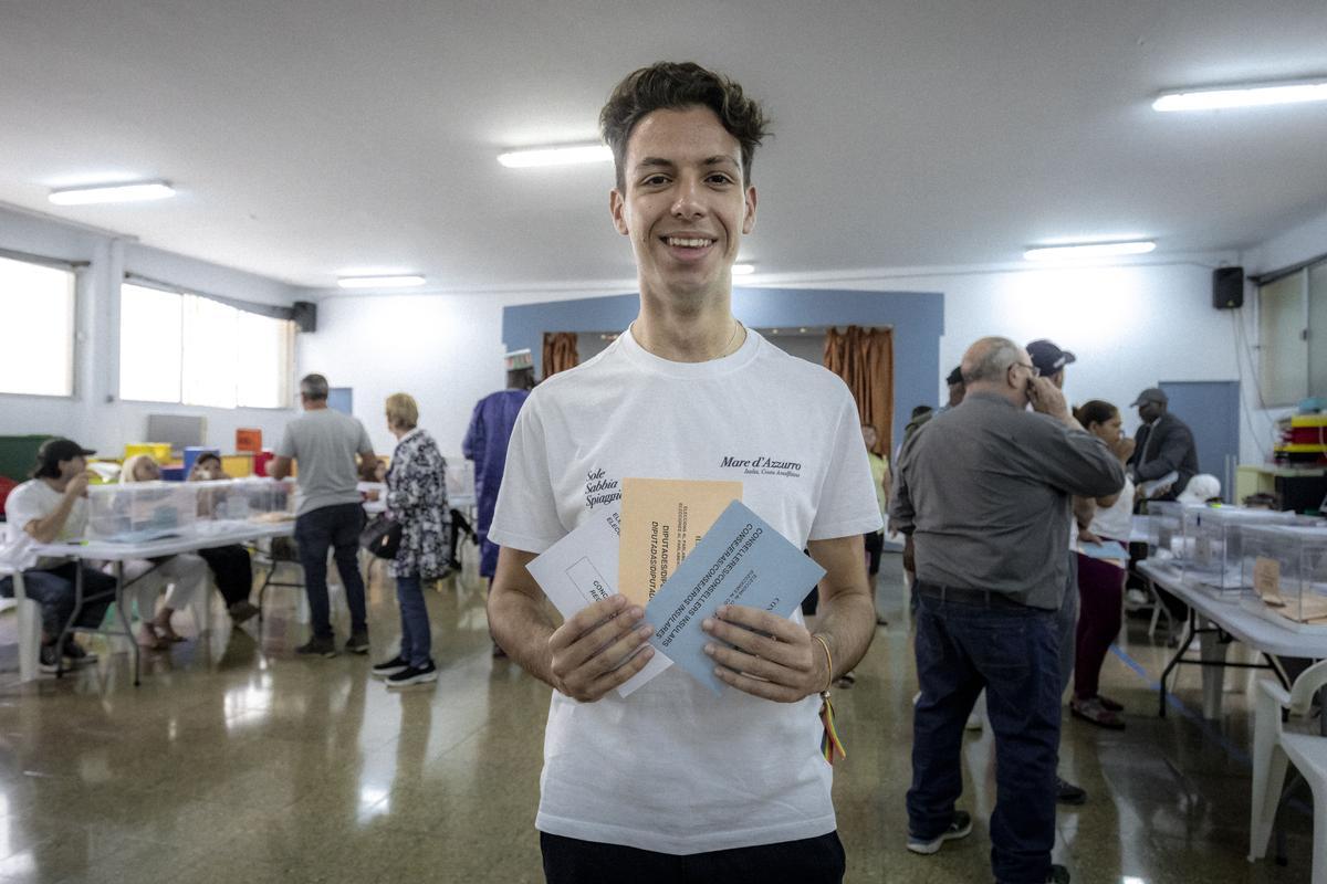 Sergio Arrones, estudiante de Ciencias Políticas, ejerce su derecho al voto por primera vez.