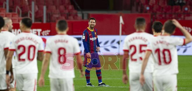 Leo Messi se lamenta durante el partido de ida de Copa del Rey entre el Sevilla y el FC Barcelona disputado en el Sánchez Pizjuan.