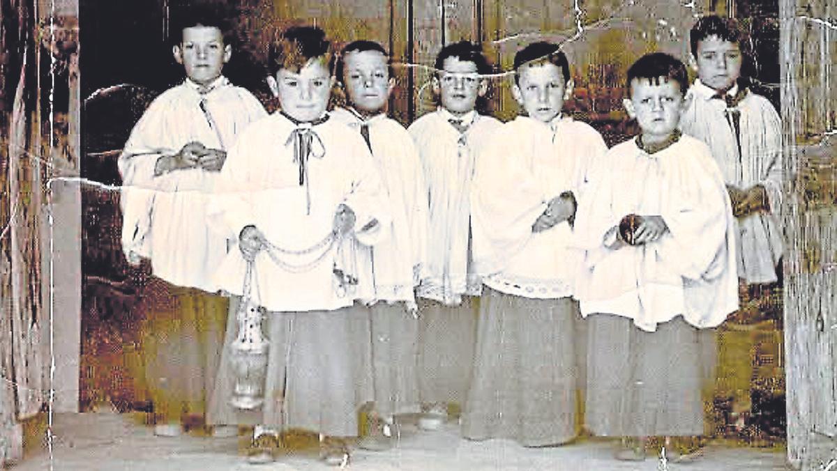 Alejandro, de monaguillo, en el centro de la imagen.