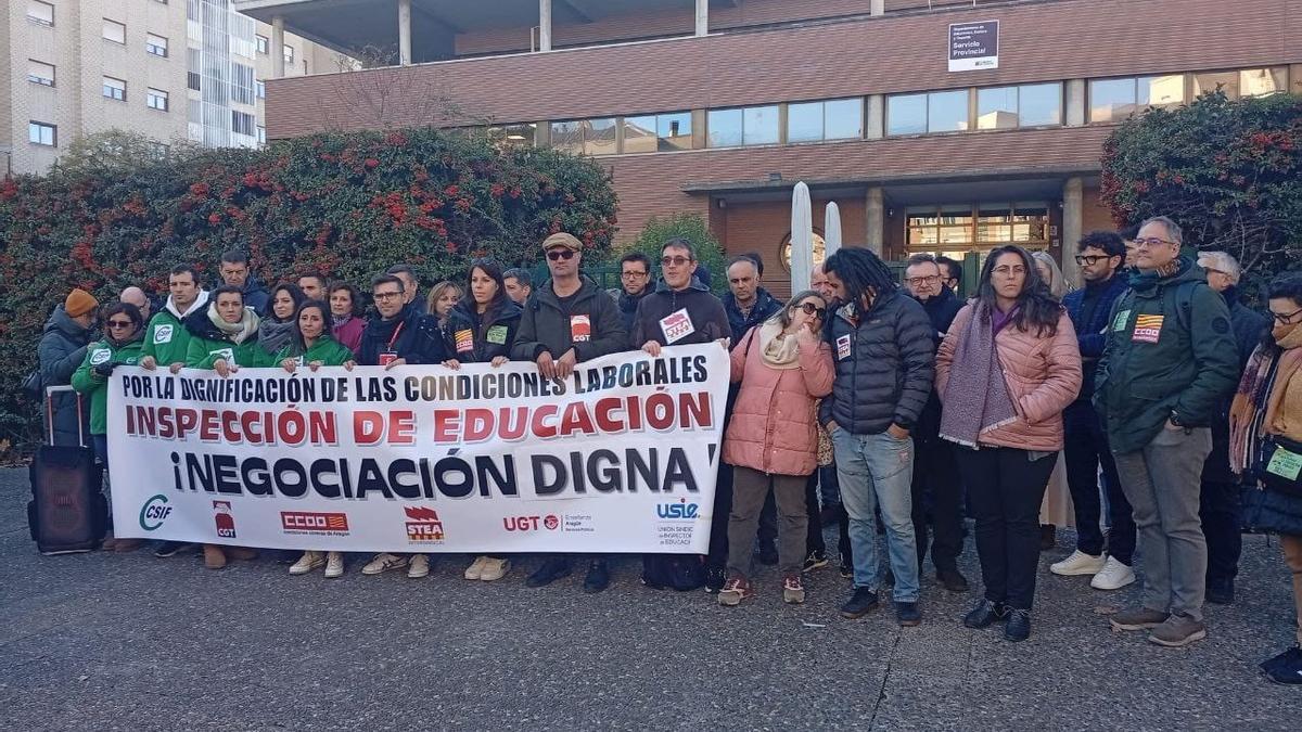 Protesta de los inspectores de educación a las puertas del Servicio Provincial de Zaragoza, este jueves.