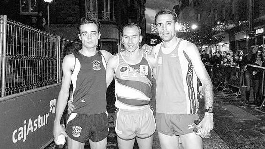 En el centro, el ganador, Javier Murujosa; flanqueado por Rubén Rodríguez, segundo y Juan Luis Rodríguez, tercero.