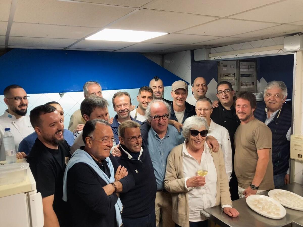 Cocineros asturianos, en Viavélez, durante el homenaje tributado a Paco Ron, al que arropan, entre otros, Elio Fernández, Isaac Loya, Pepe Ron, Luis Alberto Martínez, Nacho Manzano, Diego Fernández, Pedro Martino, Álex Sampedro, Matteo Pierazzoli, Abel Terente, y, en primera fila, Pedro Morán, José Antonio Campoviejo y Sara Ron, hermana del reputado chef.. COCINEROS. CHEFS. HOMENAJE A PACO RON. LA TABERNA DE VIAVELEZ. PRIMERA ESTRELLA MICHELIN DEL OCCIDENTE (1999)