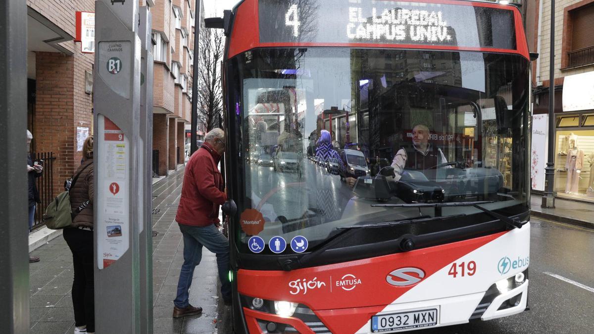 El autobús de la línea 4 recoge pasajeros en la parada de Cuatro Caminos