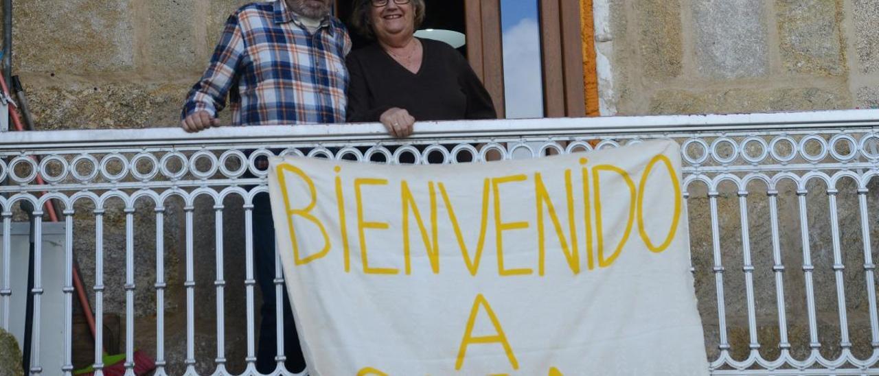 José Luis y África, su mujer, ayer, en su casa de Cangas. // G.Núñez