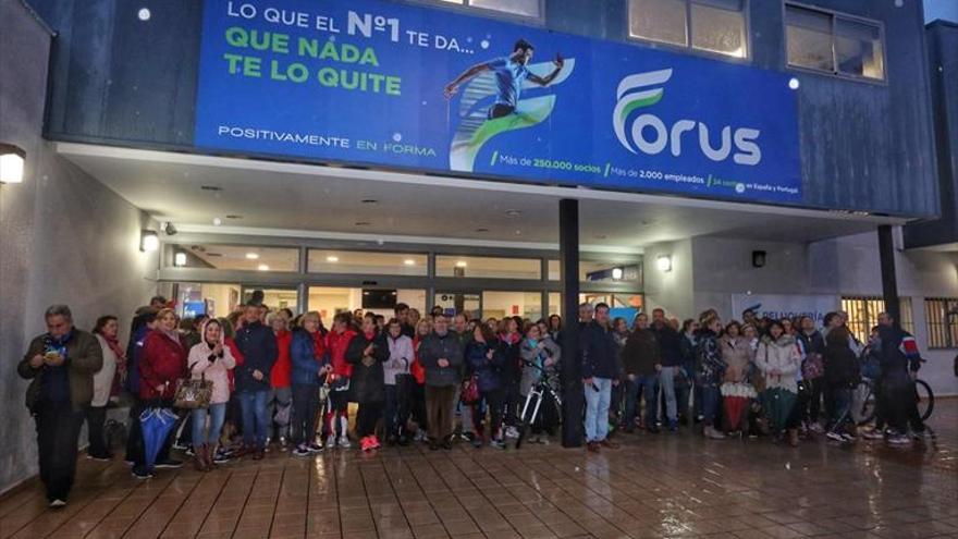 Más de un centenar de usuarios protesta por los cambios en el gimnasio Forus