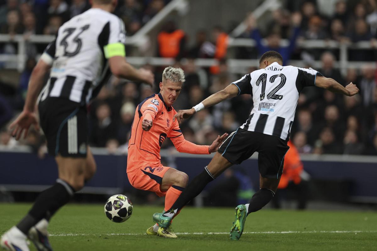 Malick Thiaw derriba a Dani Olmo en la acción del penalti.