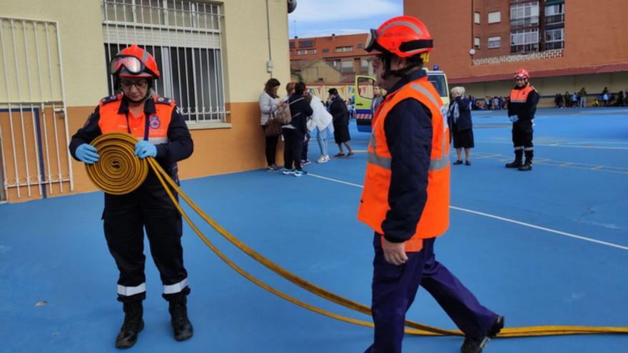 Voluntarios de Protección Civil, durante un simulacro en el colegio San Vicente de Paúl de Benavente. | E. P.