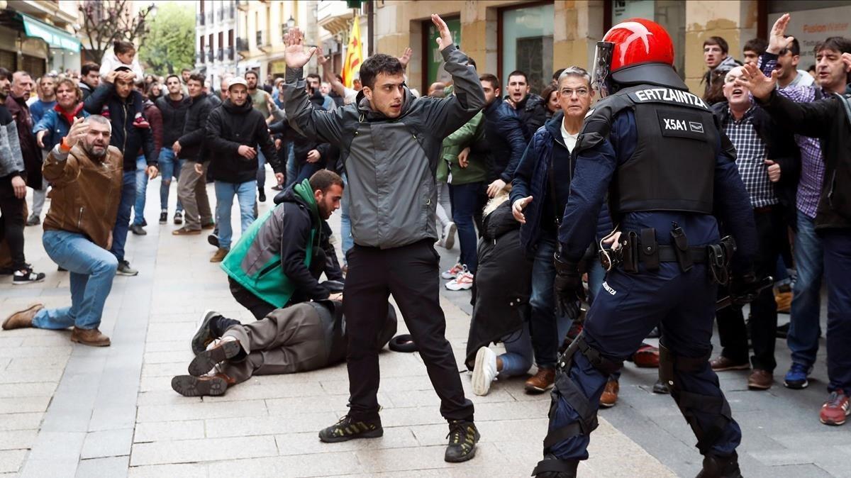 La Ertzaintza ha tenido que cargar contra los manifestantes para proteger al candidato de Ciudadanos a la Presidencia del Gobierno  Albert Rivera  que ha ofrecido un mitin electoral este domingo en Errenteria  Gipuzkoa