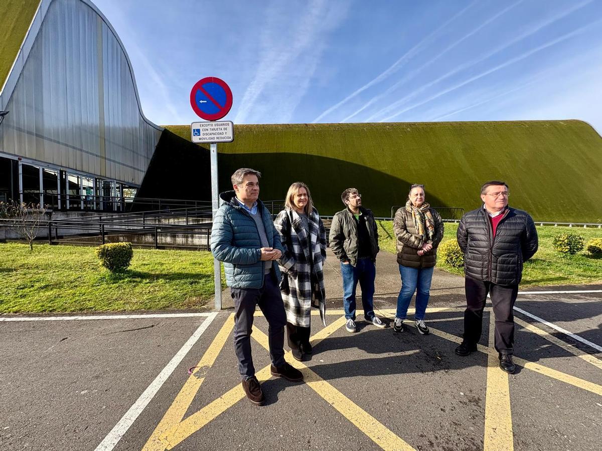 Pedro de Rueda, primero por la izquierda, con diputados y concejales del PP de Langreo ante el polideportivo Juan Carlos Beiro