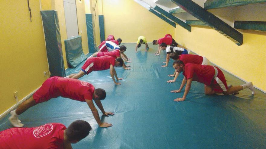 Los jugadores del Talleres ABC, en un entrenamiento con el preparador físico.