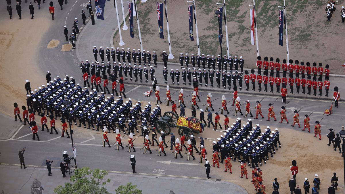 El cortejo de Isabel II recorre el centro de Londres tras el funeral