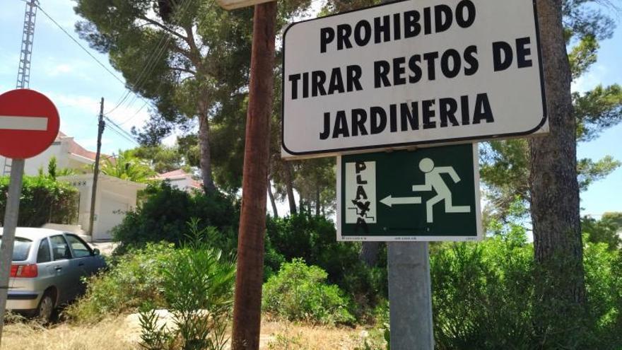 Un vecino ha colocado carteles para señalizar el itinerario a pie hasta la Granadella