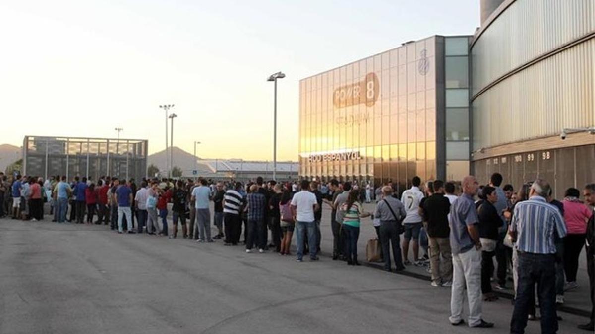 Largas colas de aficionados para comprar entradas en Cornellà